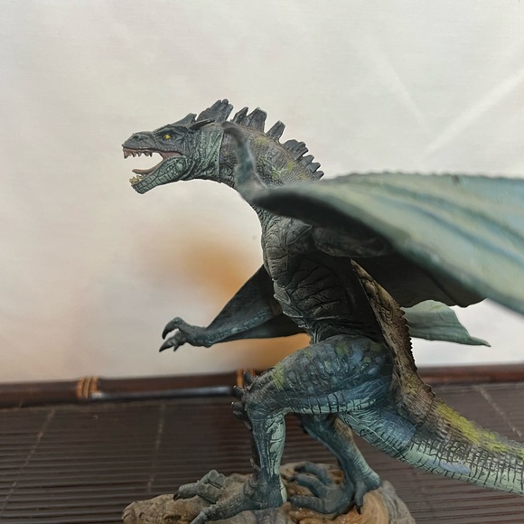 EUC McFarlane 2005 Dragon - Picture 14 of 16